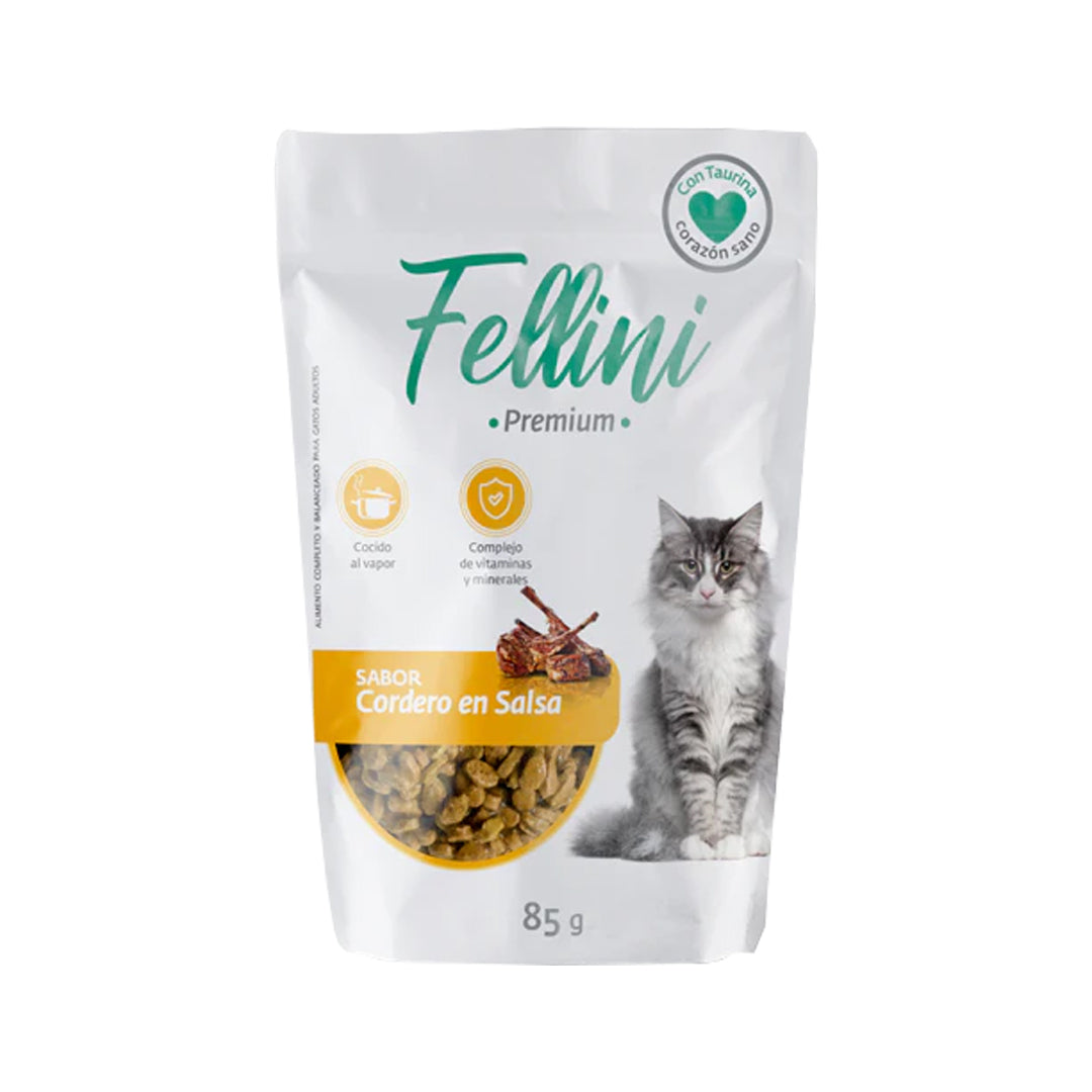 Snack húmedo para gatos Fellini de carne de cordero en salsa, en envase de 85g, alimento y snack para felinos.